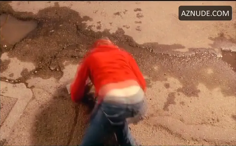 Anna Faris Butt Scene  in Smiley Face 