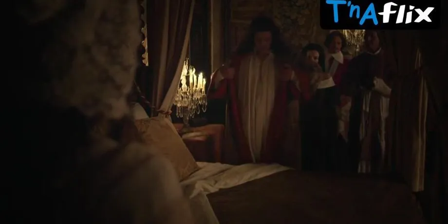 Violette Barratier Butt Scene  in La Guerre Des Trones, La Veritable Histoire De LEurope 