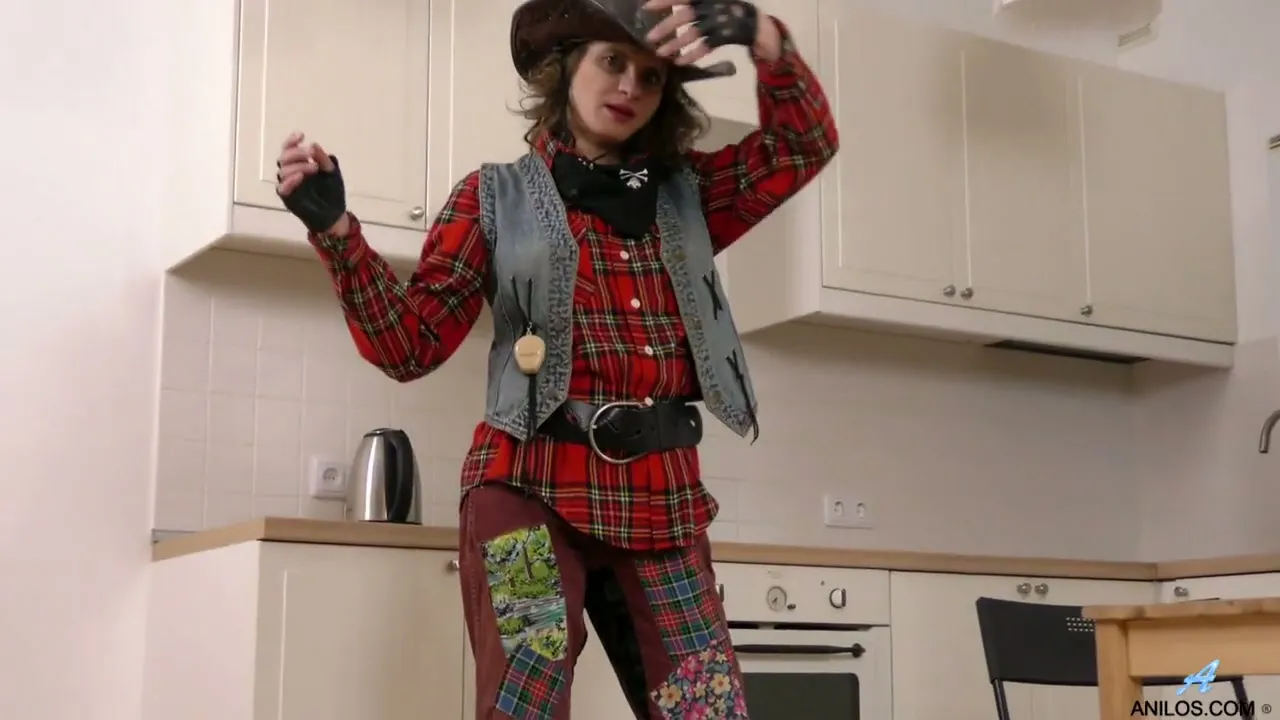 Natural curly whore Princess Mustang climbs onto the table to play with twat 