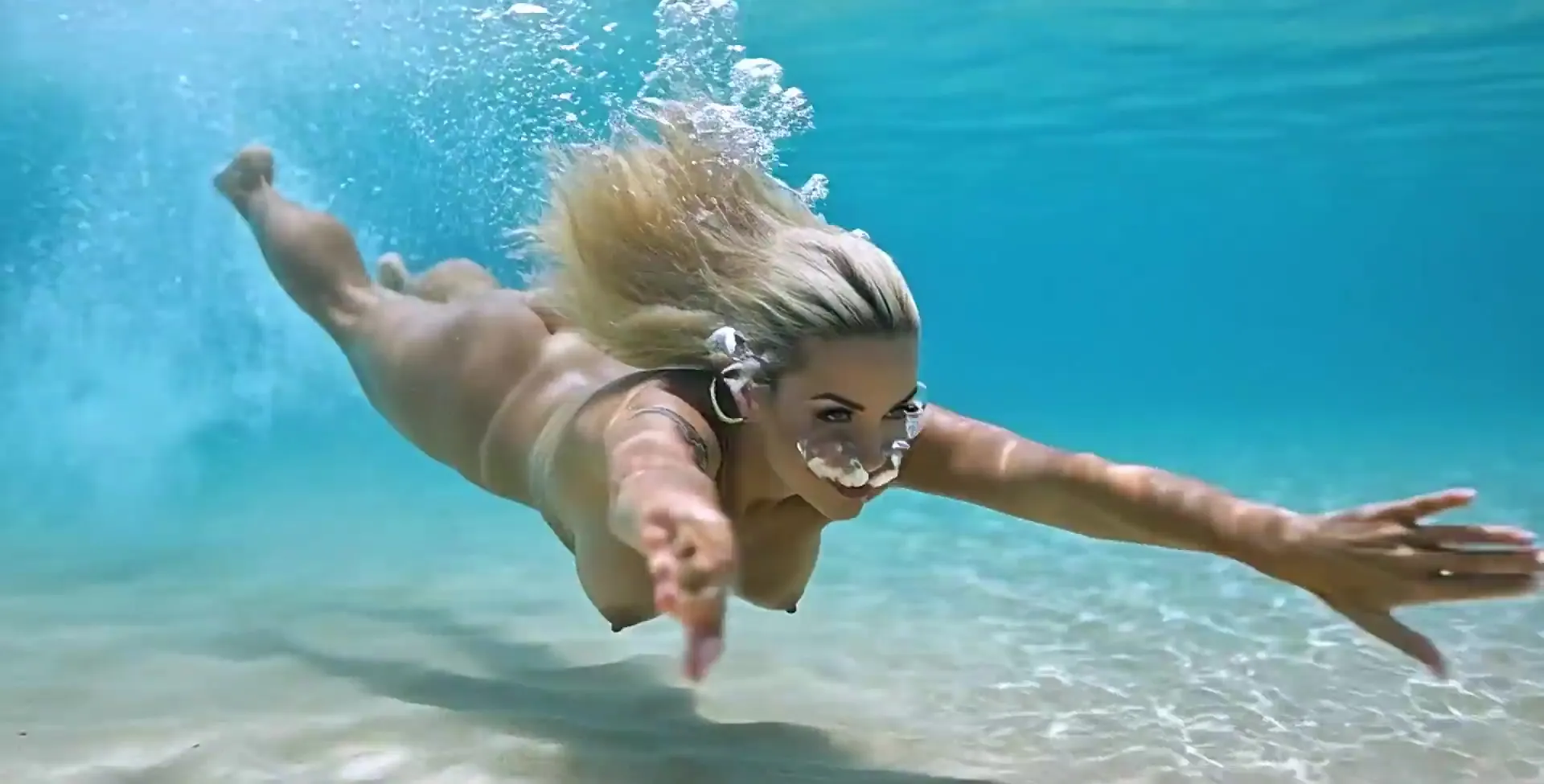 AI blonde showing off her huge knockers at a random beach 