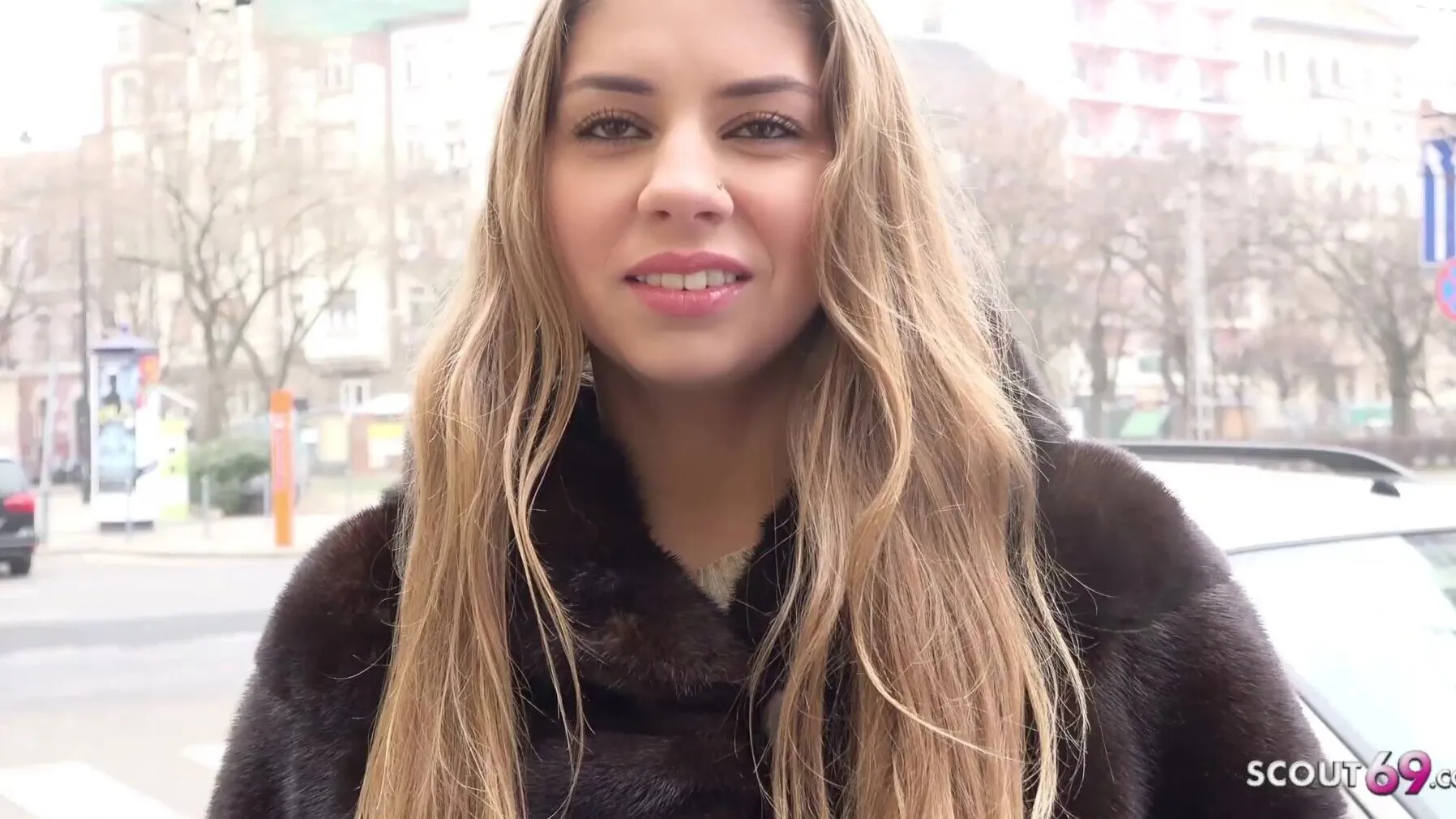 Curvy te*** scores cash for first anal with German scout 