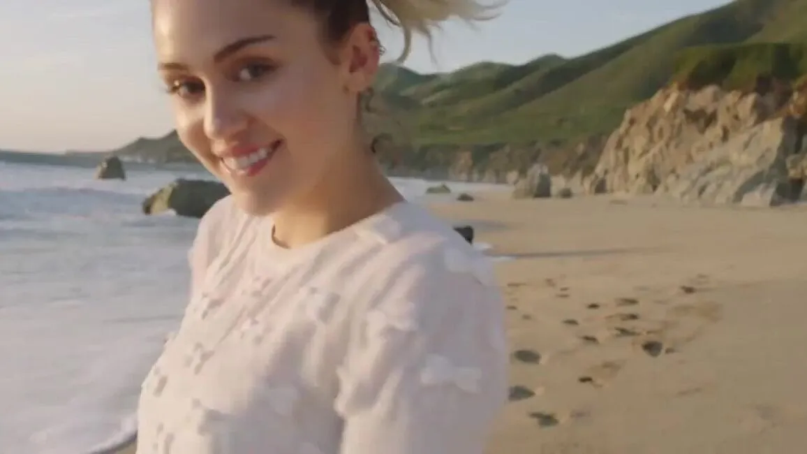Amateur te*** fingered in public - Miley Cyrus lookalike 