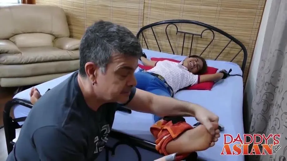 Mature gay perv rams his long johnson in the Asian twink ass 