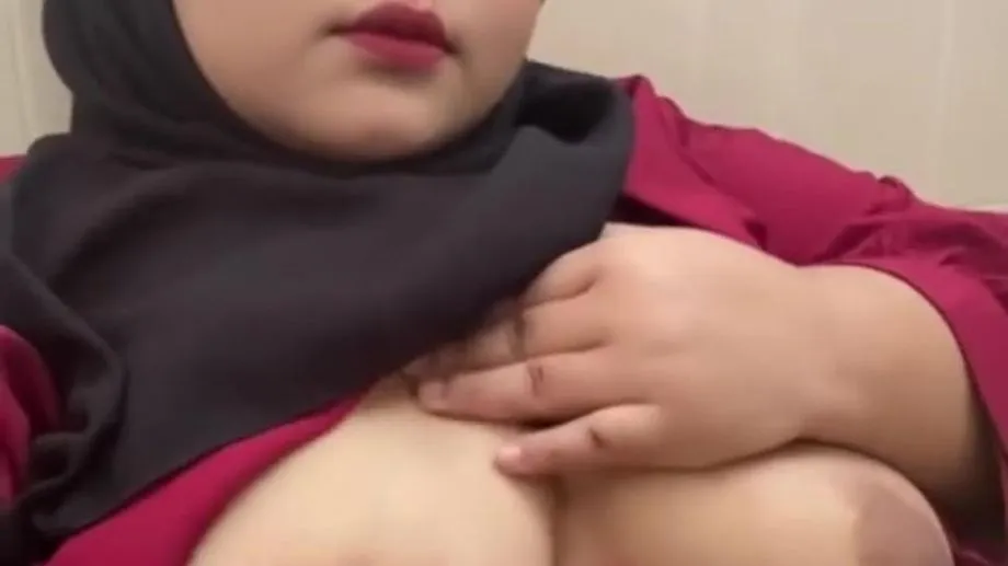 Guru Seksi Mengenakan Celana Dalam Thong 