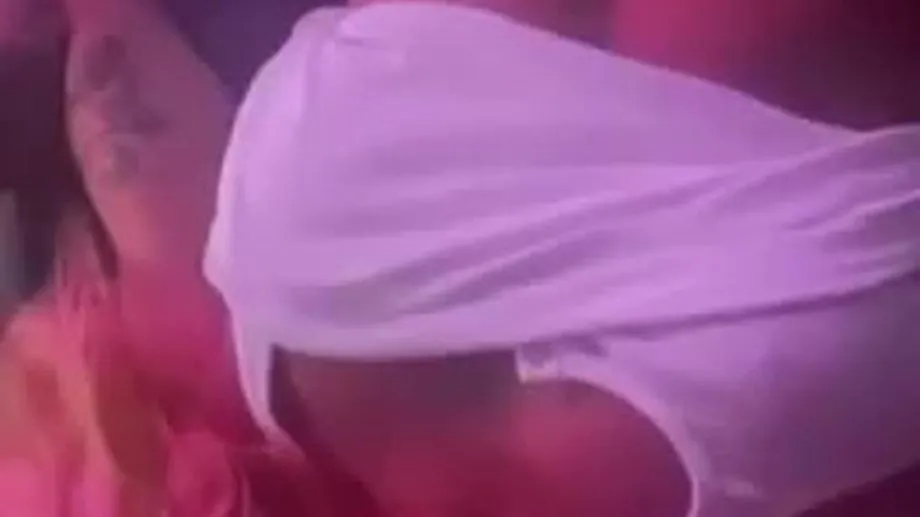 Iggy azalea strip tease 