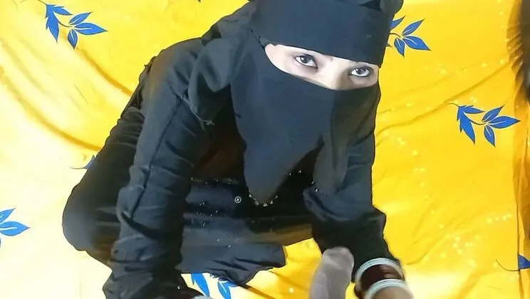 Desi Bhabhi in Hijab Pleasing Boss with Foot Fetish in Office 