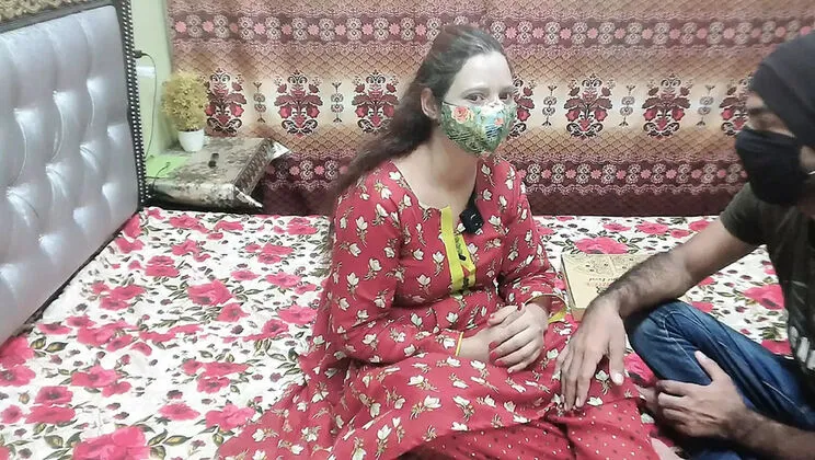 Desi Aunty Fucks Pizza Delivery Boy in Doggy Style - Hindi Audio XXX 