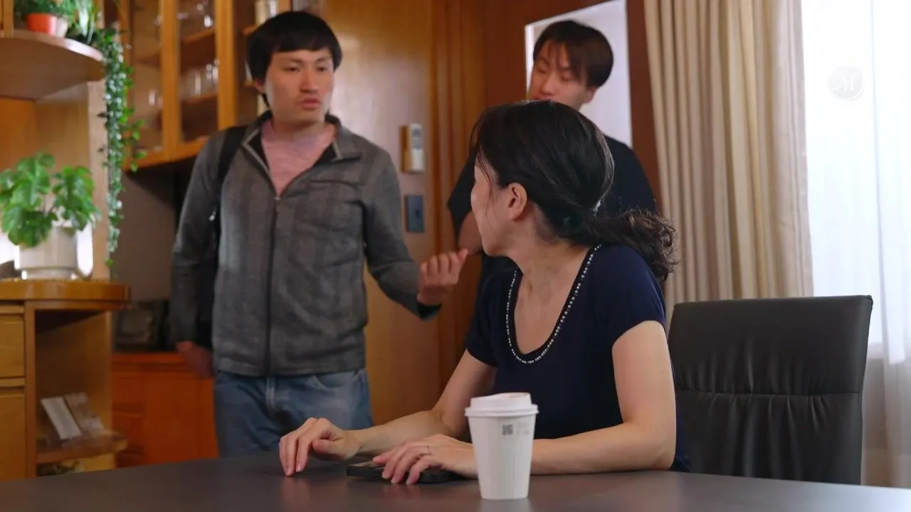 ROE-501 "Never, never...keep it a secret..." On the day off of a married woman's wife, she is secretly hooked on her son's friend who shows up at a women's sex club. 