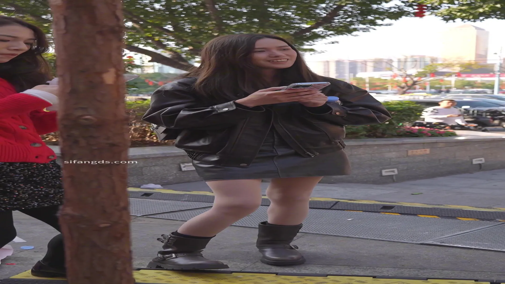 Cute high school girl in uniform... she leaned forward as if to be imitated... Choose a product and filmed face-to-face ipcam 3 