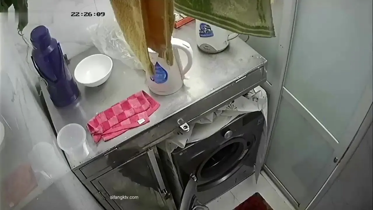 The landlord's son's bathroom door secretly installed ❤️ surveillance camera secretly photographed several working girls who shared a house forgot to close the door and expose themselves in the shower ipcam 