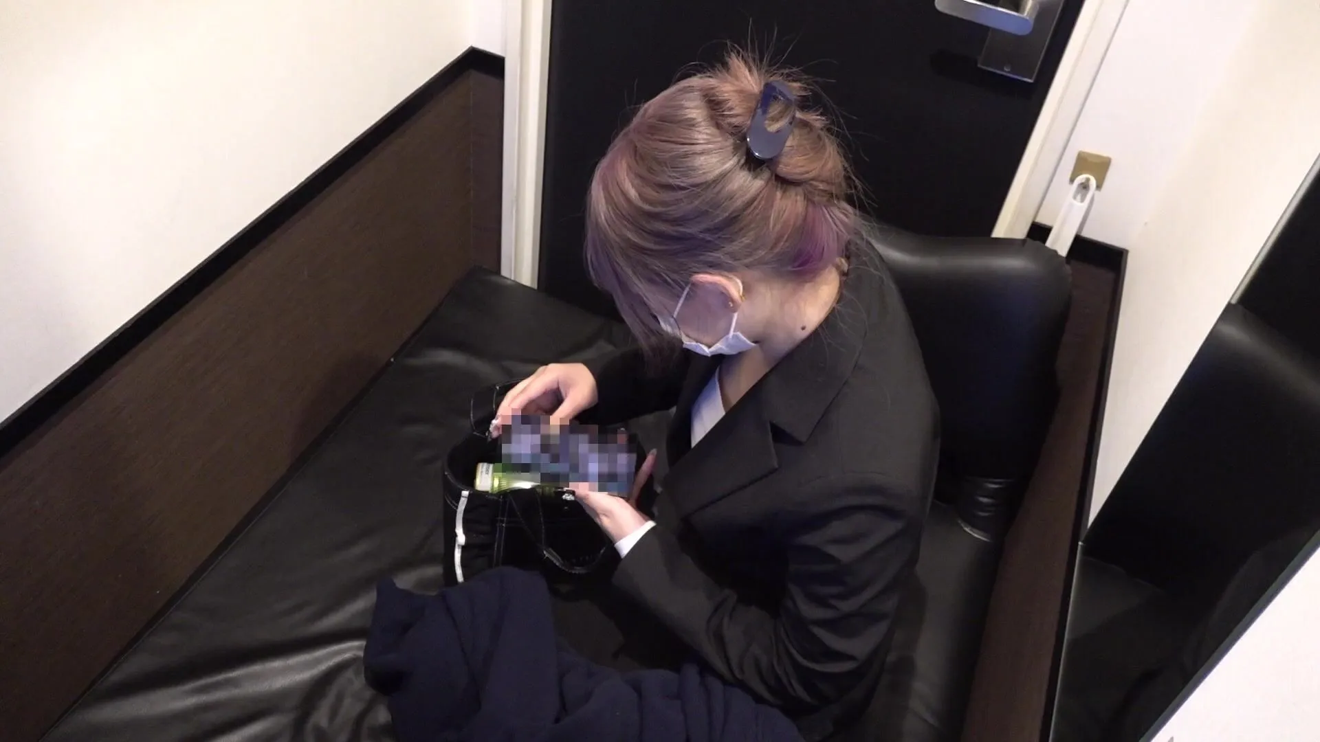 [Internet cafe] vol.63 An electric masturbation office lady who came to relieve her sexual desire on the way to work voyeur jp 1 