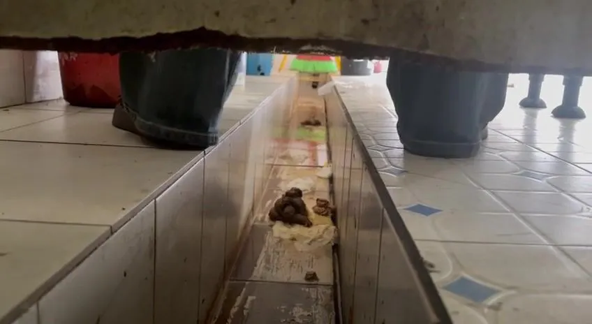 A female photographer takes secret shots of a Japanese-style outdoor toilet —— The screen is filled with excrement (diarrhea edition #33) toilet 2 24 
