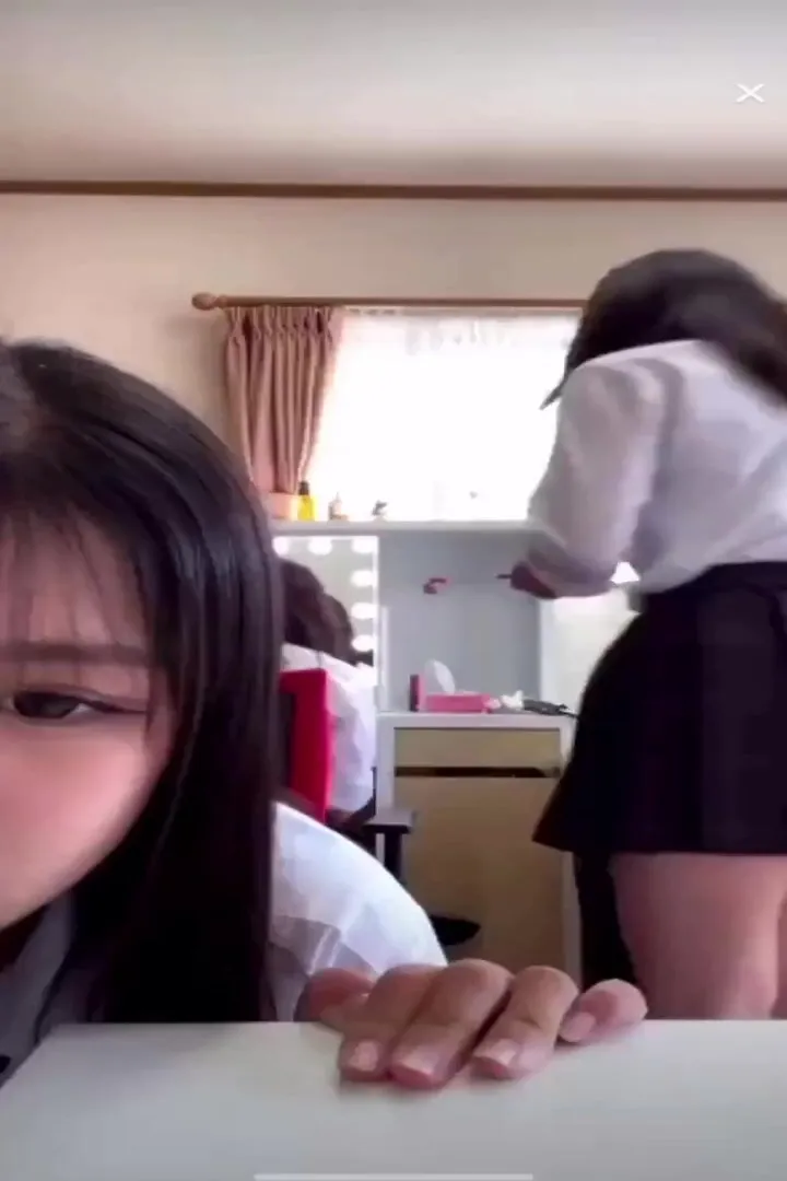 A friend’s bitch who broadcasts her buttocks live in a butt skirt haha ​​korean porn vip 
