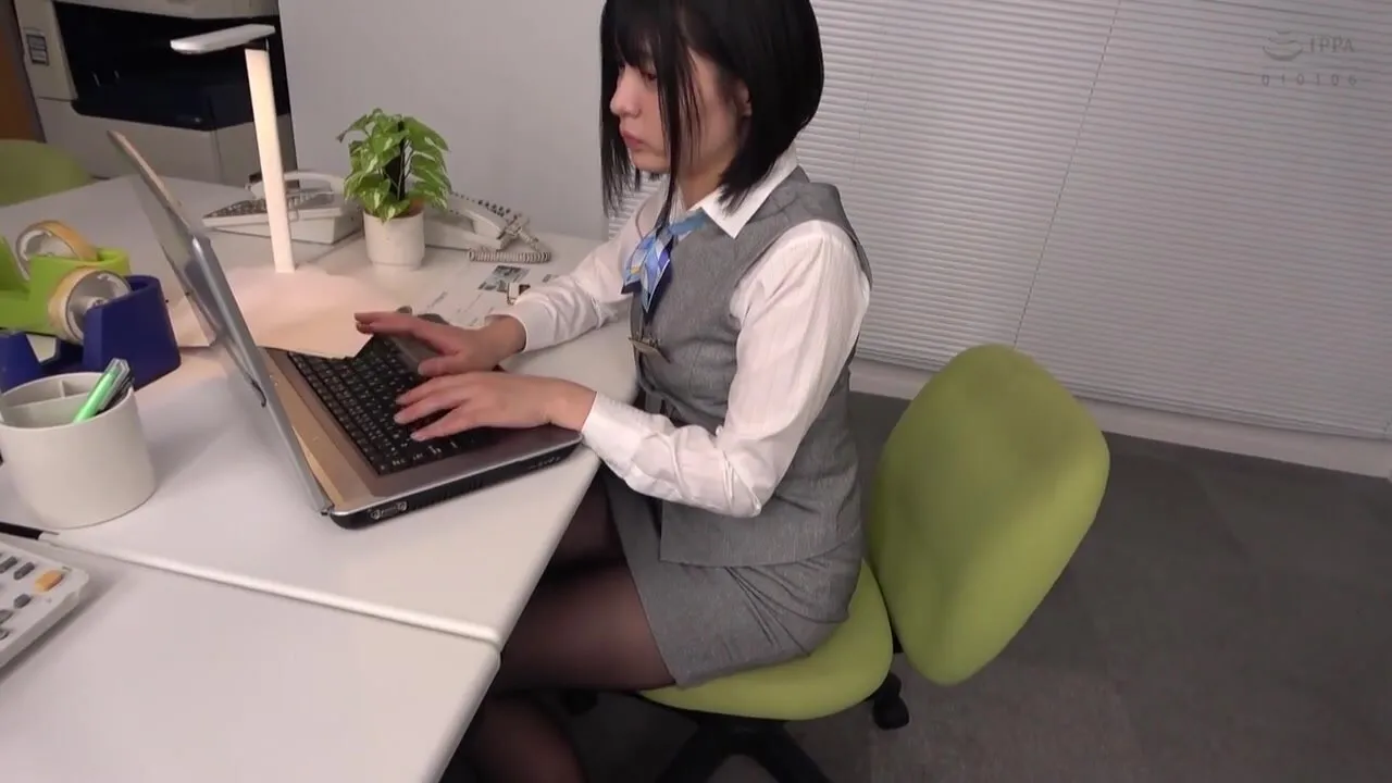 XVSR-876 I got excited by the sight of a beautiful office lady\'s legs in sweaty pantyhose and ejaculated repeatedly. - Yumi Nijimura 