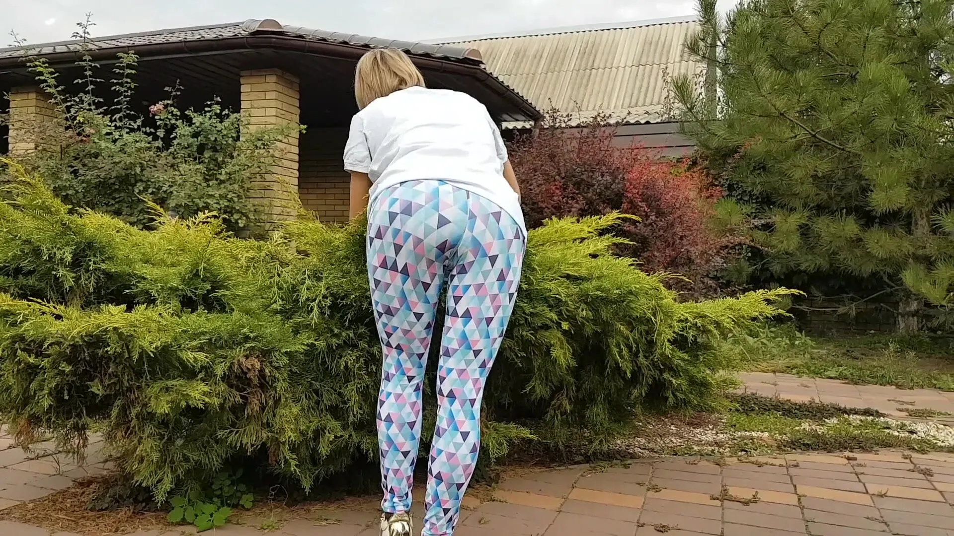 Yasmibutt - STEP BROTHER CUMS ON STEP SISTER\'S PRETTY FACE IN YOGA PANTS & SHE SWALLOW 