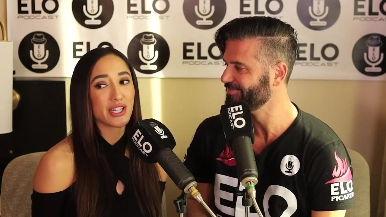 La hermosa modelo se comio toda la banana!???? 