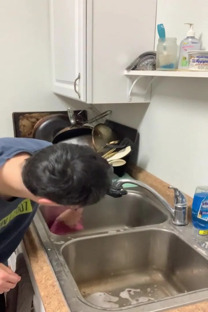 Your spouse wipes down the sink after this chab’s done out of u asking 