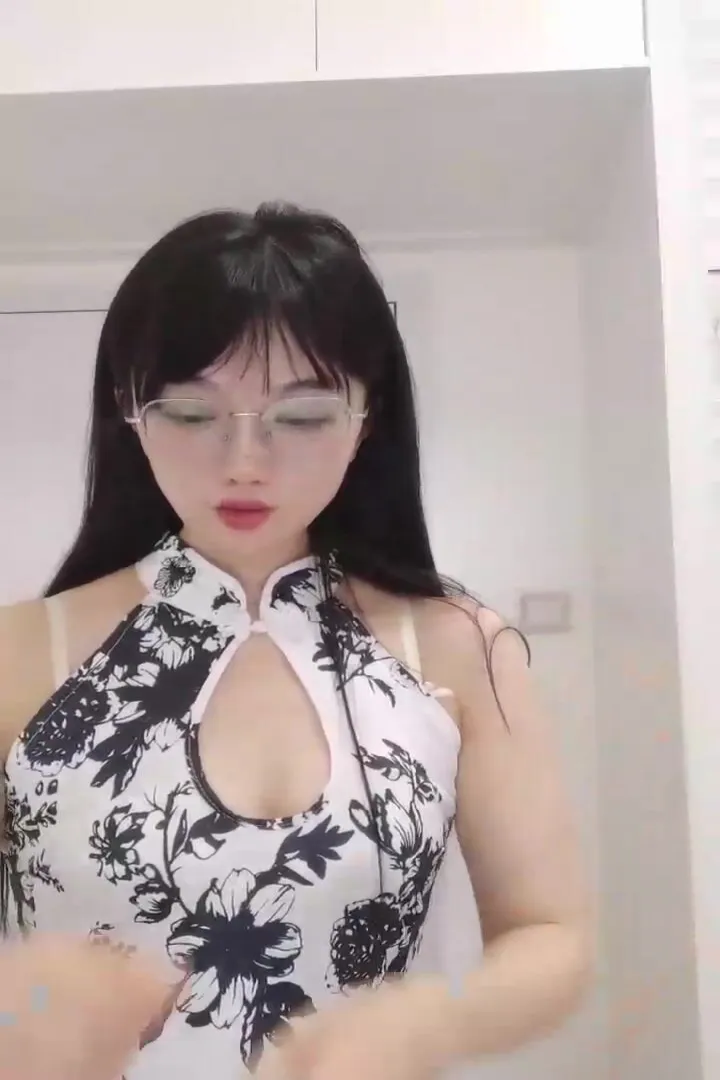 So sexy, a sweet cub, a goddess with glasses, masturbating in a cheongsam 
