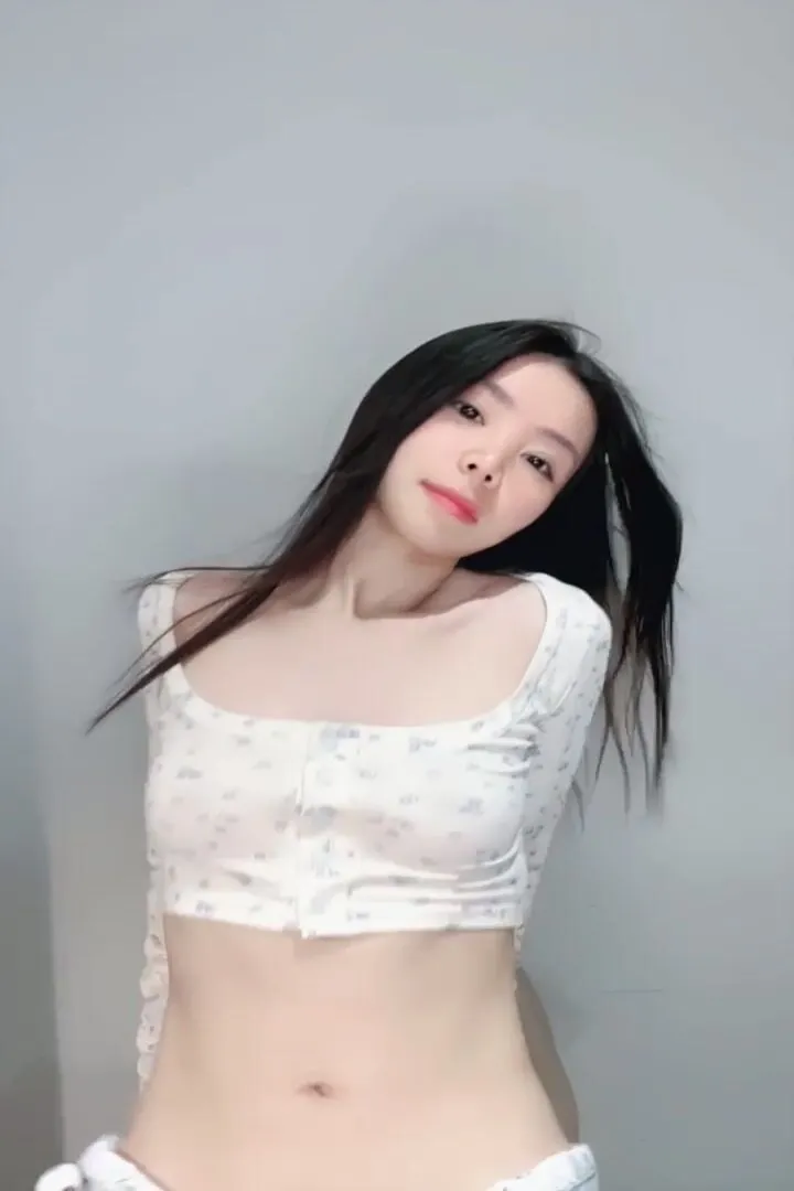 The best goddess with good looks [Nude Dancing Wan'er] Snow-white beauty goddess. She is completely naked and dancing with her face exposed. She is so beautiful. She picks her pussy like crazy ~ I really want to fuck her. 