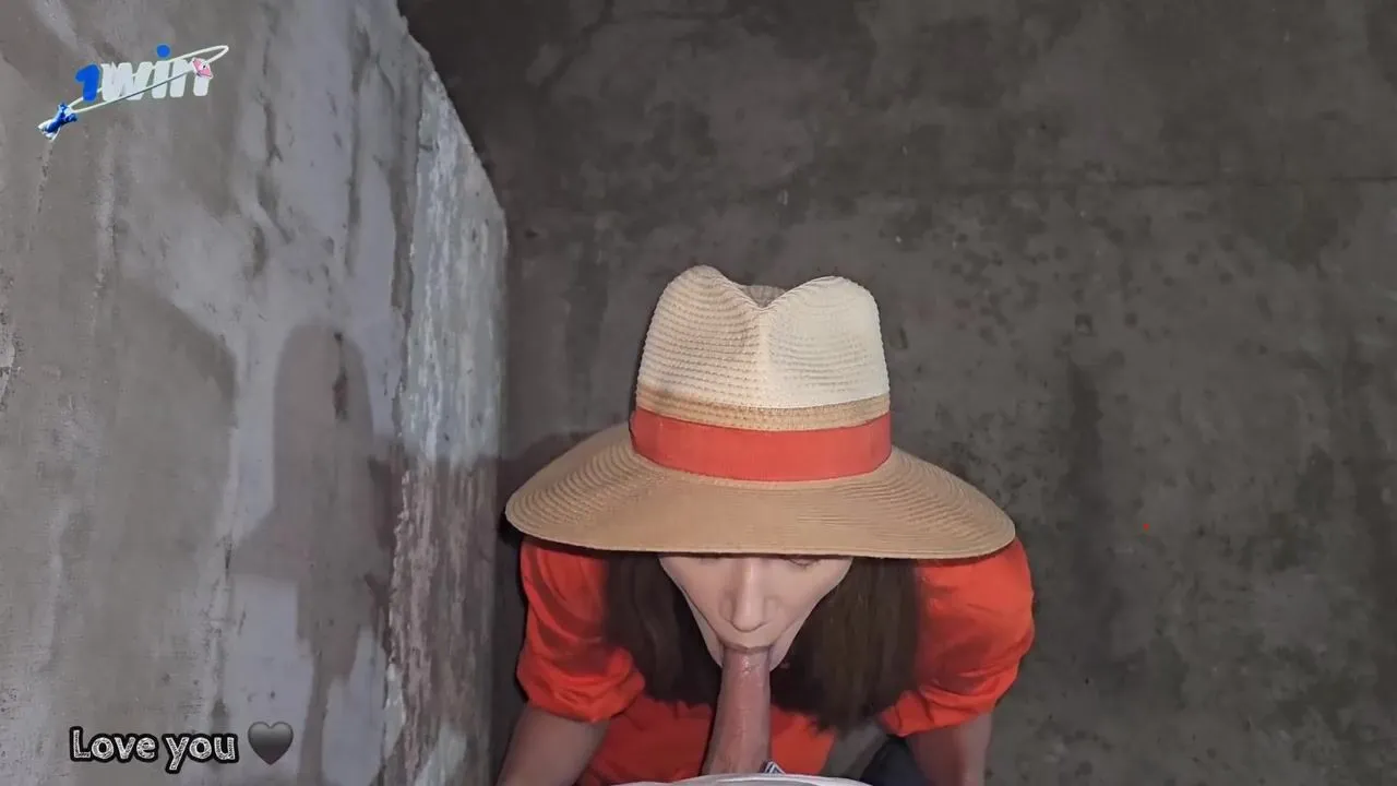 Nasty dame in a hat blown on the road, invited her to her palace for a super-naughty 