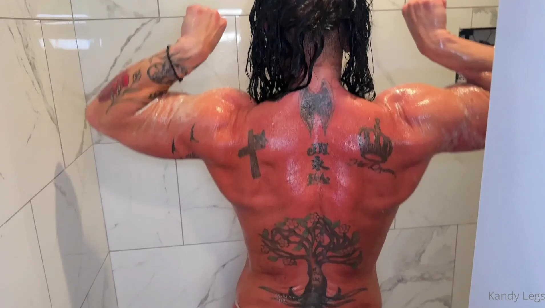 Kandylegsxxx - 2025-08-04 FLEXING WITH WET HAIR for my landscaper getting him nice and hard which 