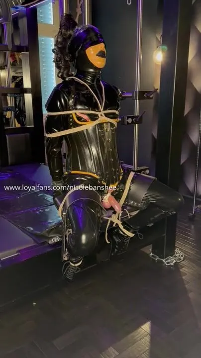 NICOLE BANSHEE - Latex Gouvernante FemDom 